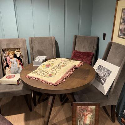 Sale Photo Thumbnail #213: Nice round table and chairs 