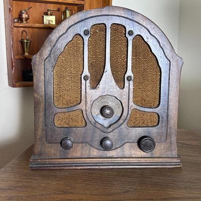 Sale Photo Thumbnail #9: A cathedral radio