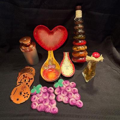 Z ssorted vintage kitchen d cor and accessories