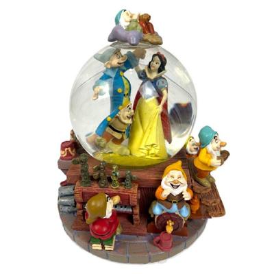 M seven dwarfs snow globe