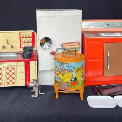 Vintage Metal Kitchen and Laundry Play Toys * 3 Little Pigs Washer