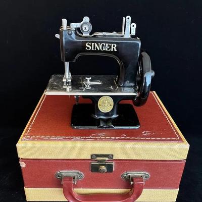 Vintage Singer Model 20 "Sewhandy" Child's Toy Sewing Machine with Case