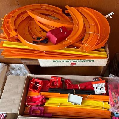 Toy Car Racetrack Lot * Matchbox * Hot Wheels * Mattel 1989 & 1996 * Accessories *