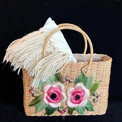Nice Vintage Straw Floral Design Tote Bag * Shawl with Pockets 