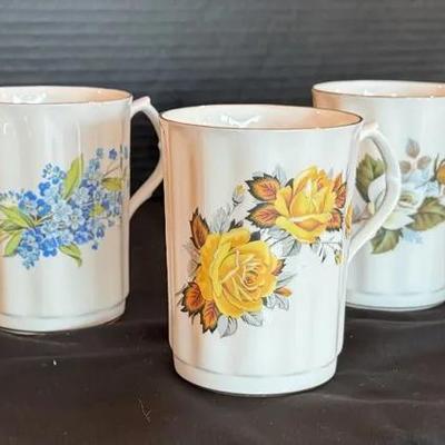 Royal Windsor Fine China Coffee Mugs * Floral Pattern * Gold Accents *