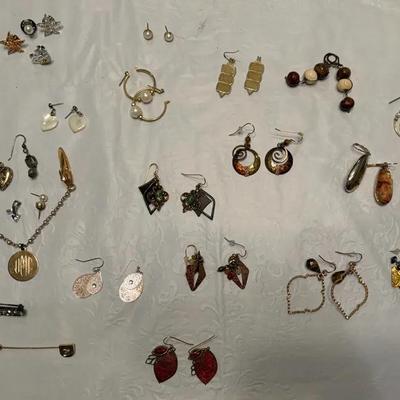 Vintage Women’s Jewelry Lot – Earrings, Scarf Clips, Stick Pin, Pendants