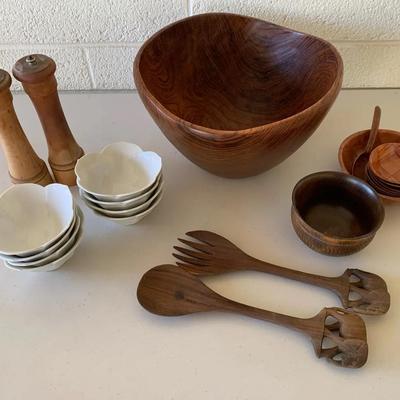 Wooden Salad Bowl, Salt And Pepper Shaker And Dessert Bowls