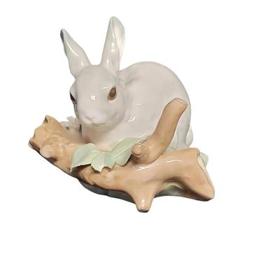 BG106 - "Rabbit Eating" Lladro Figurine