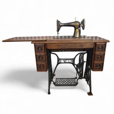 DC509 Antique Singer Sewing Machine And Cabinet Table 
