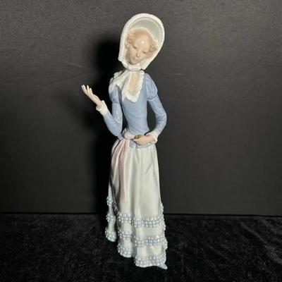 Lladro "Aranjuez Little Lady with Parasol"