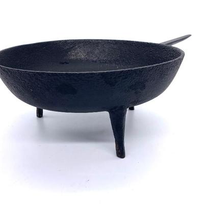 Sale Photo Thumbnail #69: Very nice antique 3-legged fireplace frying pan