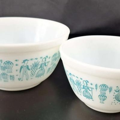 2 Vintage Pyrex Amish Butterprint Mixing Bowls 401 1.5 Pint - 402 1.5 Quart 