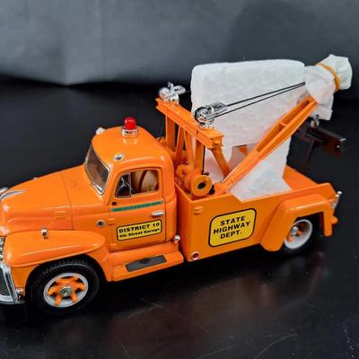 1st Gear 1955 International Diamond -T Tow Truck - First Gear - State Highway Dept. 1/43 NIB