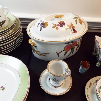 Sale Photo Thumbnail #95: ROYAL WORCESTER EVESHAM COVERED CASSEROLE
