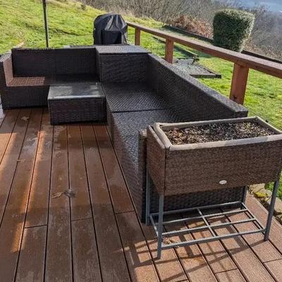 Patio Sectional w/Matching Planter