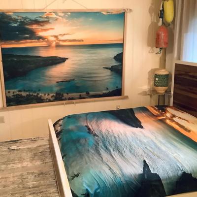 Tropical Wall Feature & Matching Bedspread 