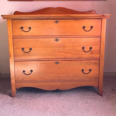 Wooden chest of drawers