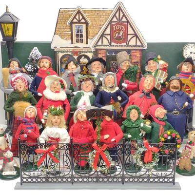 Sale Photo Thumbnail #501: 32 pc Byers Choice Carolers Christmas Figure Set