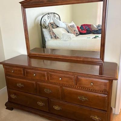 Ethan Allen Classic Manor American Traditional Style Dresser With Mirror