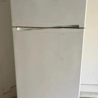 Americana Apartment Size Refrigerator/Freezer 