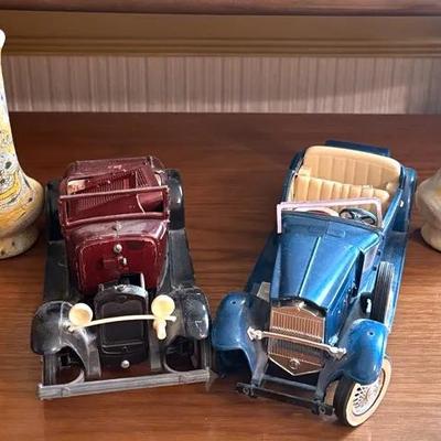 Classic Car & Decorative Vase Set 