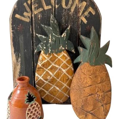 Pineapple Welcome Sign & Decor