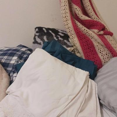 Bed Linens And Throw Blankets