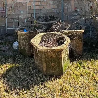 4 Heavy Pots & 4 Trellises 