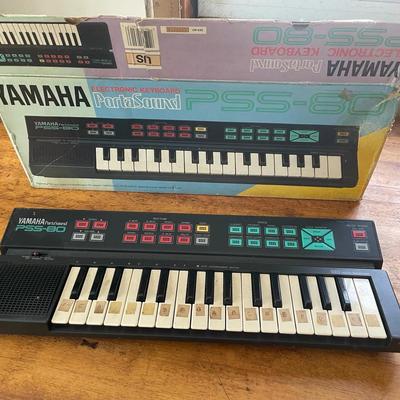Small Vintage Yamaha Electric Keyboard