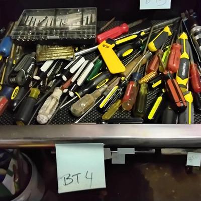 Large Lot Of Screwdrivers 