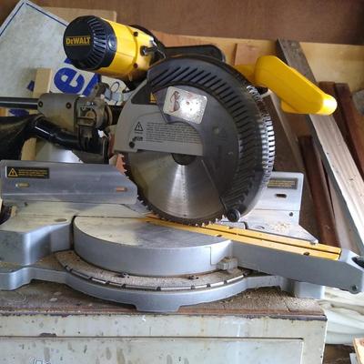 WORKING DeWalt 12” 15 amp Compound Miter Saw