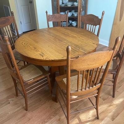Oak Round Table and 6 Oak Chairs 