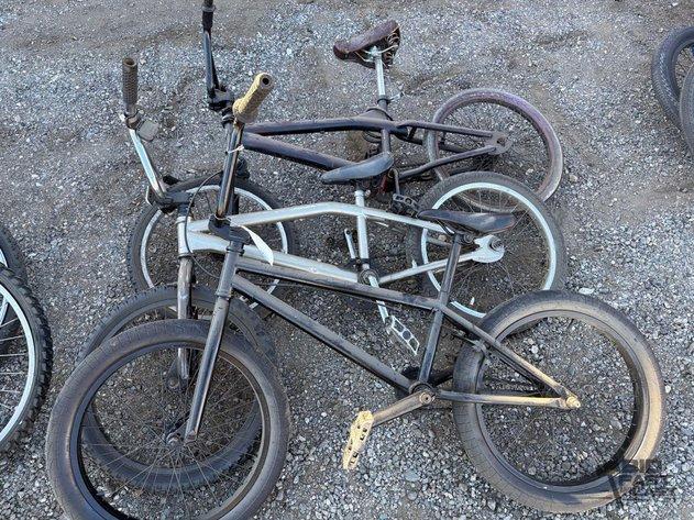 Sale Photo Thumbnail #241: 81008 • 3 bmx bikes