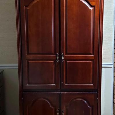 Broyhill Cherry Wood TV Entertainment Cabinet with Storage & Pull-Out TV Tray