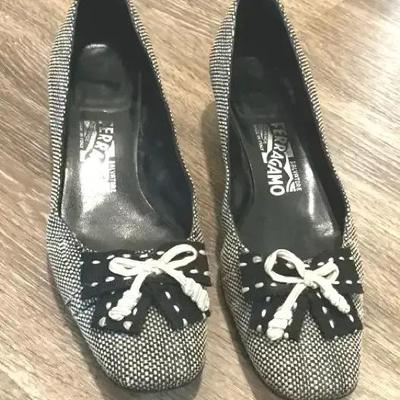  Salvatore Ferragamo Black & Cream Tweed Pumps with Bow Detail
