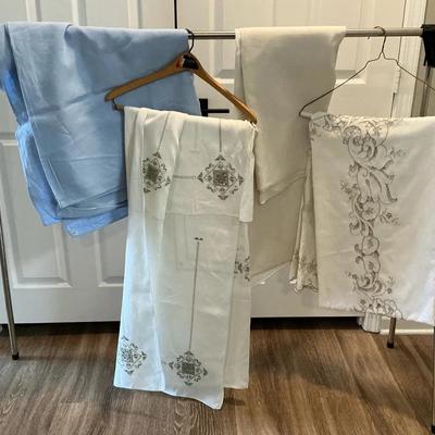 Beautiful Vintage Linen & Embroidered Tablecloths / Linens Lot – Cutwork & Decorative Designs