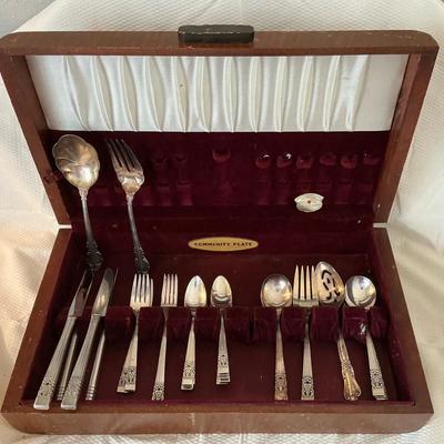 Vintage Oneida Community Plate Silverplate Flatware Set in Case 