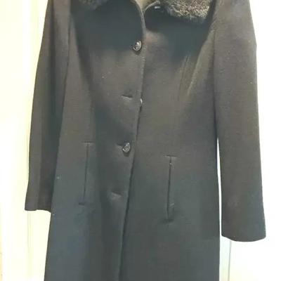 Beautiful Women’s Black Full-Length Coat with Plush Collar