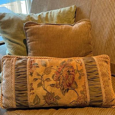 Vintage-Inspired Decorative Pillow Set
