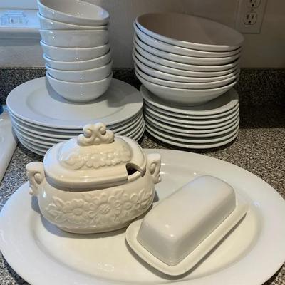 Royale Rego White Porcelain Dish Ware And Friends 