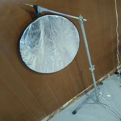 Stand with photographic light reflector