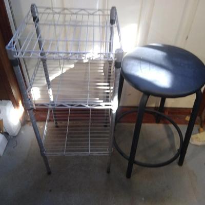 Lot with a stool and wire rack