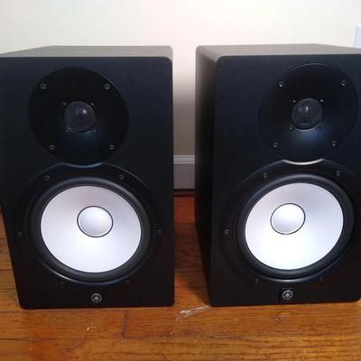 Pair of Yamaha speakers 