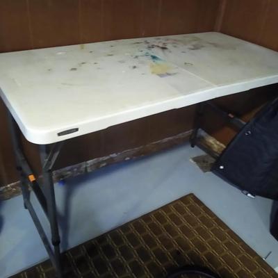 Folding rectangle table