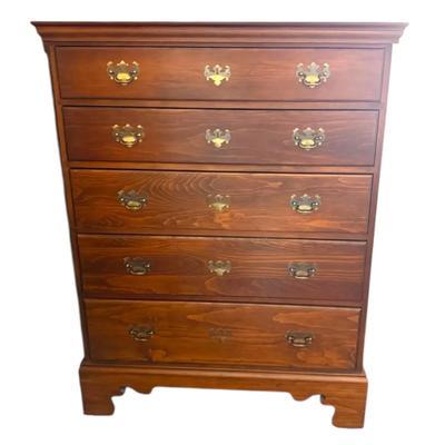 Chest Of Drawers With Antique-Style Drawer Pulls