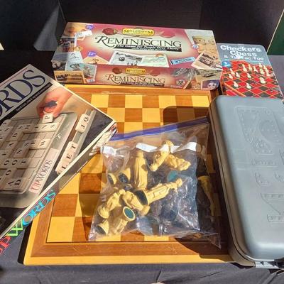 Vintage Games & Wooden Chess Board w/ Pieces - Erector Set (Missing Stuff), Checkers