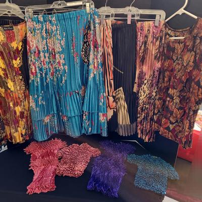 11 Women's VTG Pleats & Popcorn Bubble Tops - Probably Large & XL In Size, Skirts & Short Sleeve