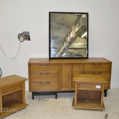 Dresser, Mirror, two night stands, By: Thomasville, www.BoldBids. Houston, Texas 7708, 713-521-0460