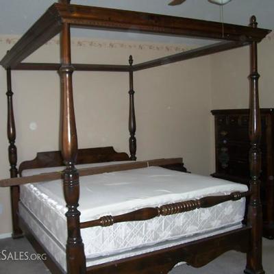 Pennsylvania House Queen 4-Poster Canopy bed