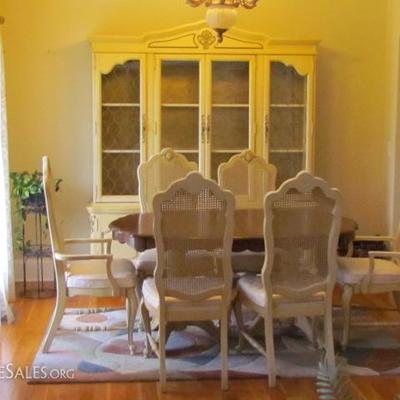 Spectacular Broyhill Dining Room set - Includes Table, 6 Chairs, Hutch and Buffet